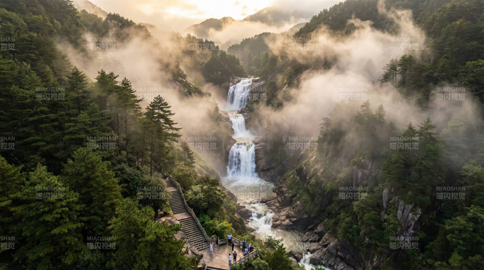 云雾缭绕瀑布美景图片