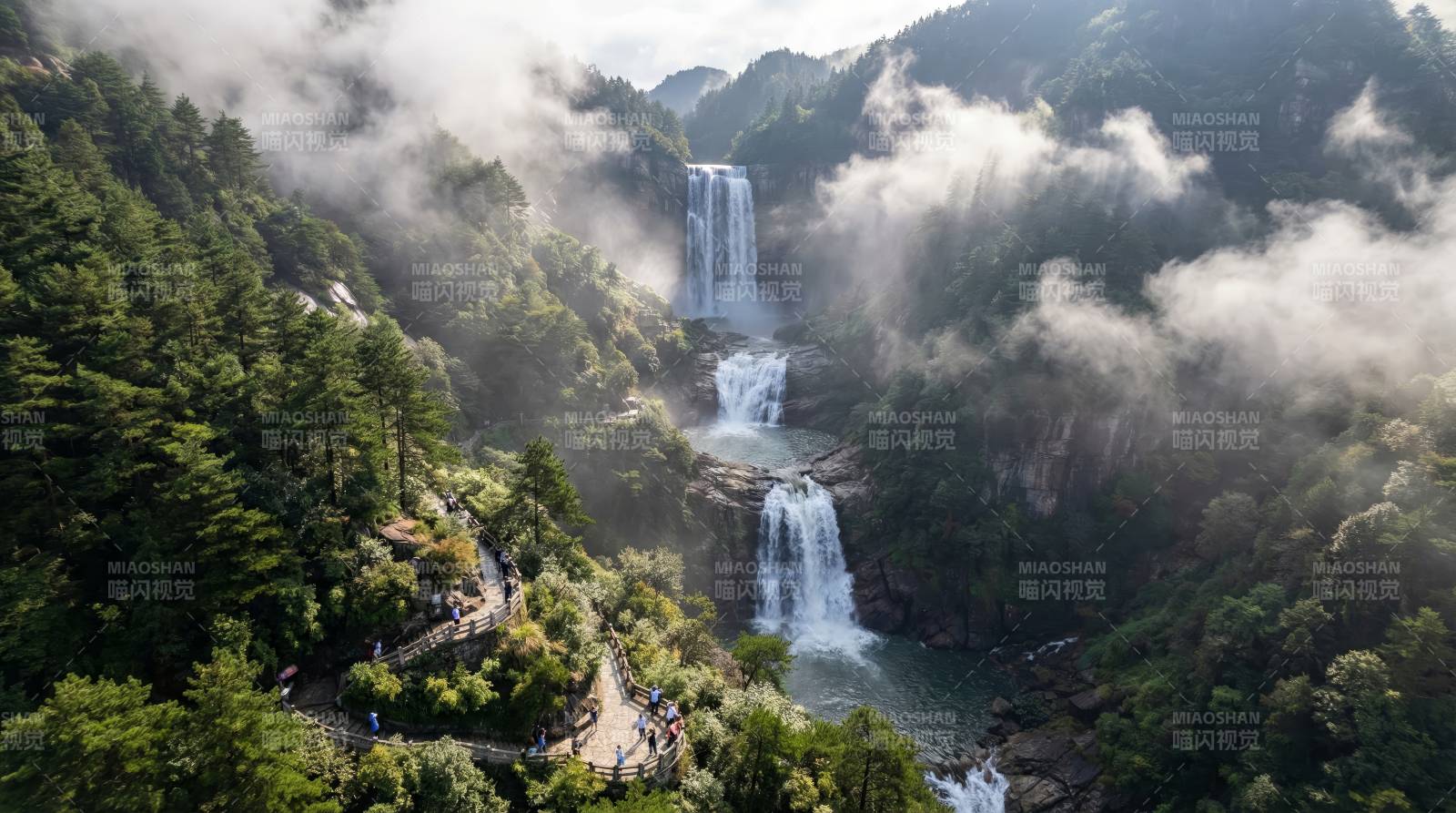 云雾缭绕瀑布飞流图片