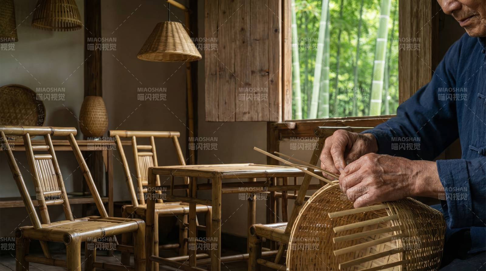 竹编匠人专注手工图片