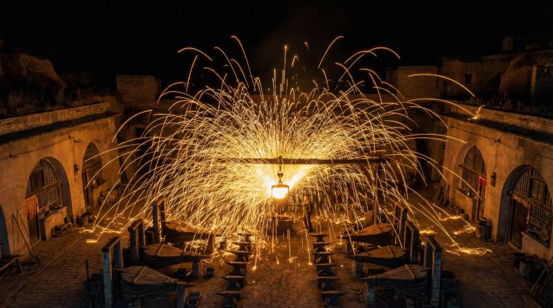 夜幕下的烟花盛宴图片