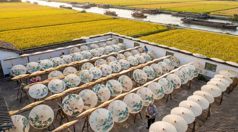 油纸伞晒场秋景图片