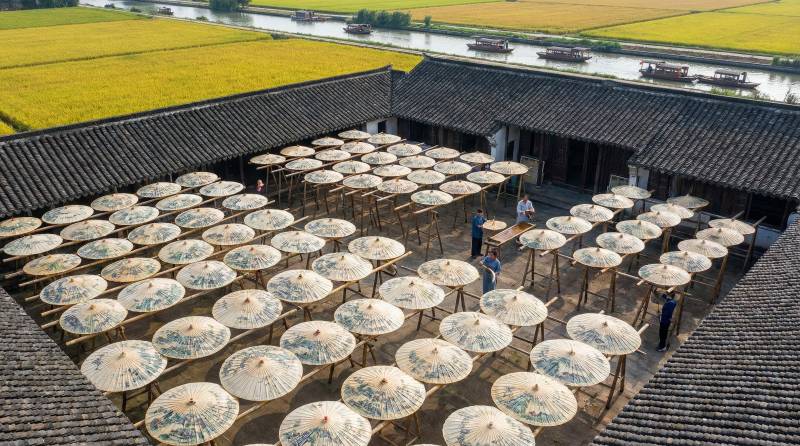 油纸伞晒场图片