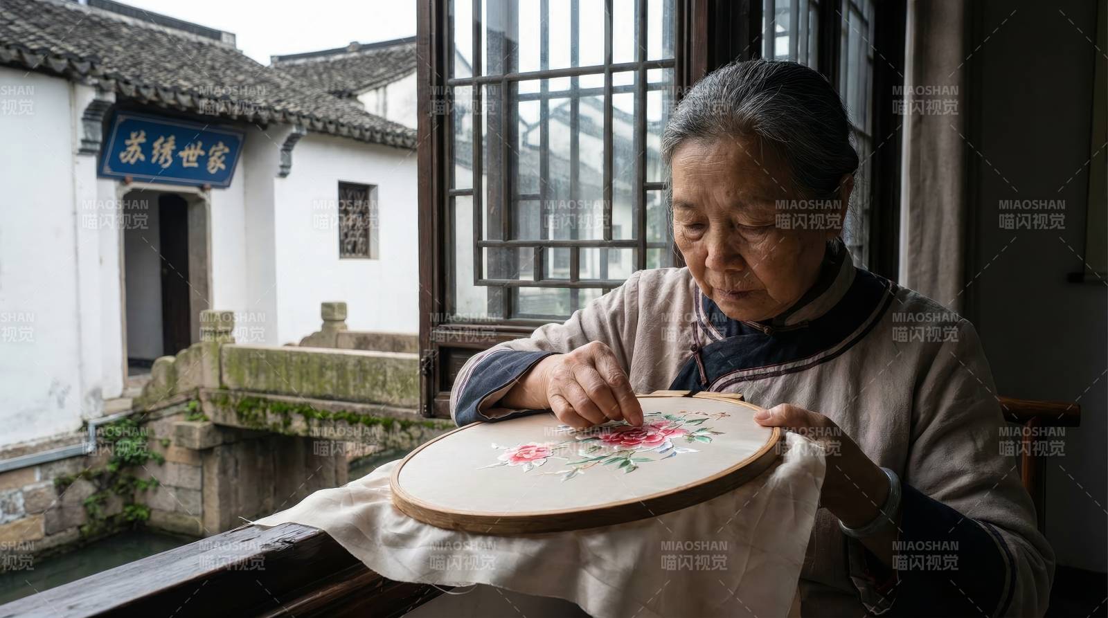 江南绣娘专注刺绣图片
