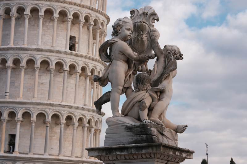 意大利比萨斜塔前的雕塑图片
