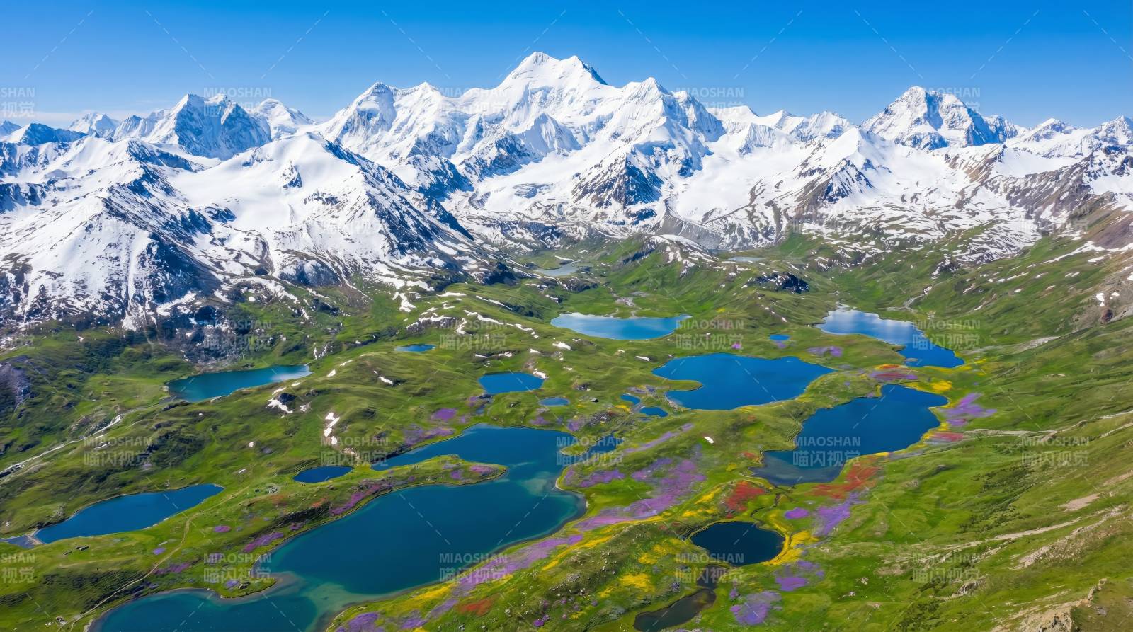 雪山碧湖风光图片