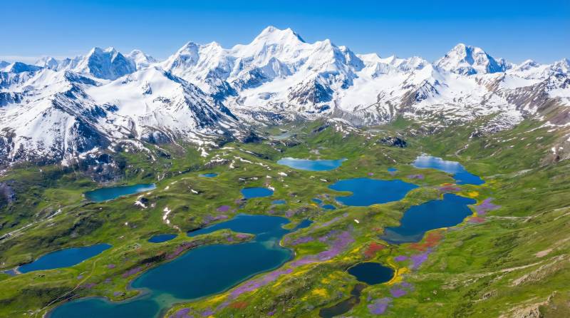 雪山碧湖风光图片