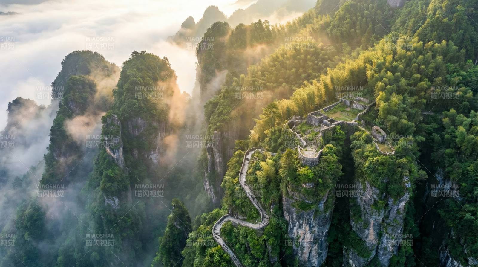 云雾缭绕山间路图片