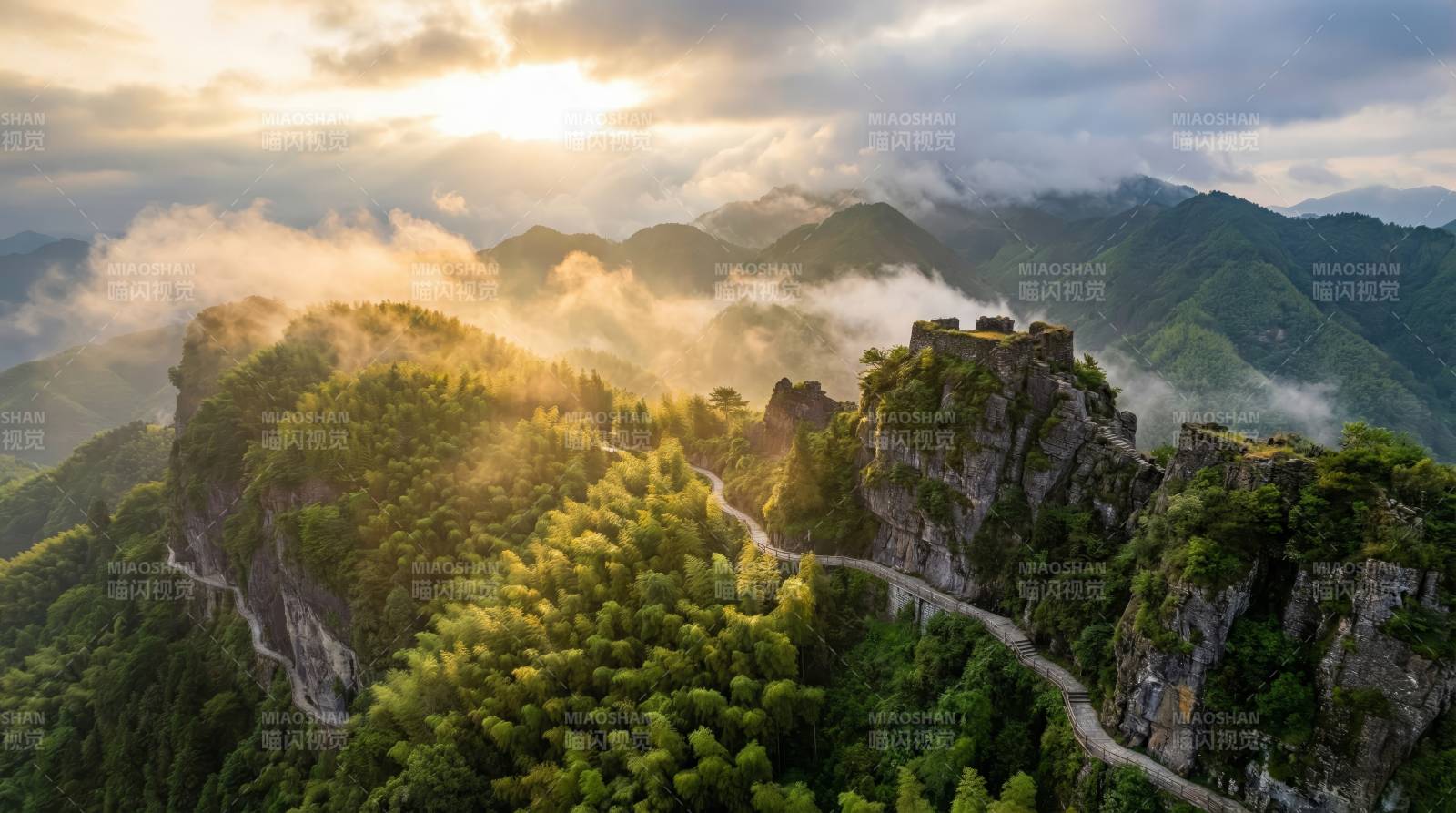 山间云雾缭绕图片