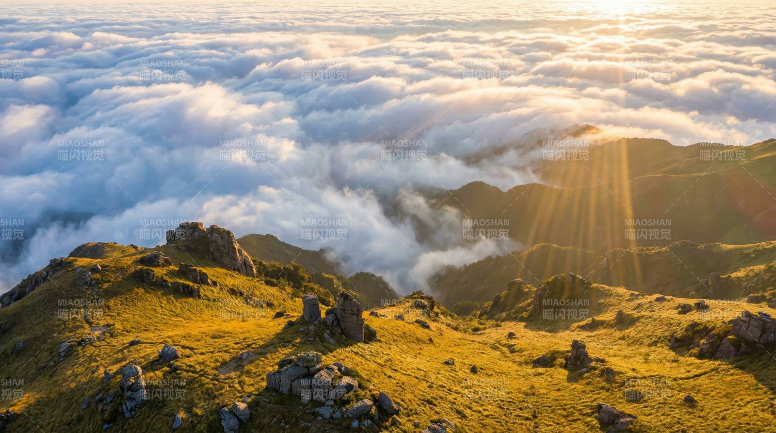 云海日出山巅图片