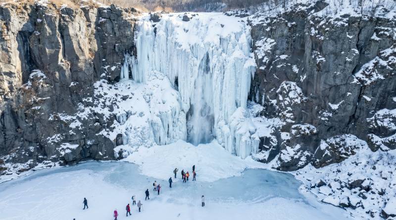 冰瀑奇观 游人如织图片