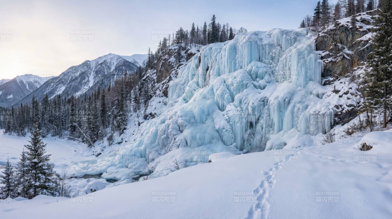 冰瀑雪景图片