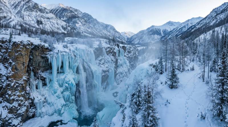 冰瀑雪岭奇景图片