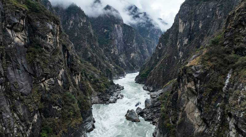 峡谷激流云雾缭绕图片