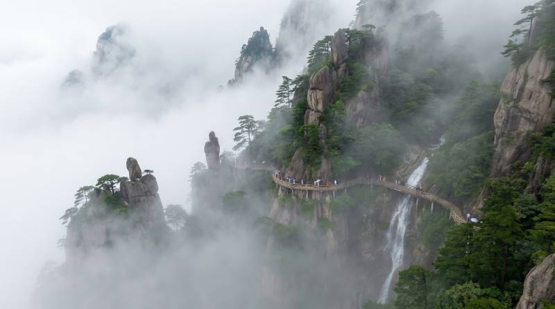 云雾缭绕山间栈道图片