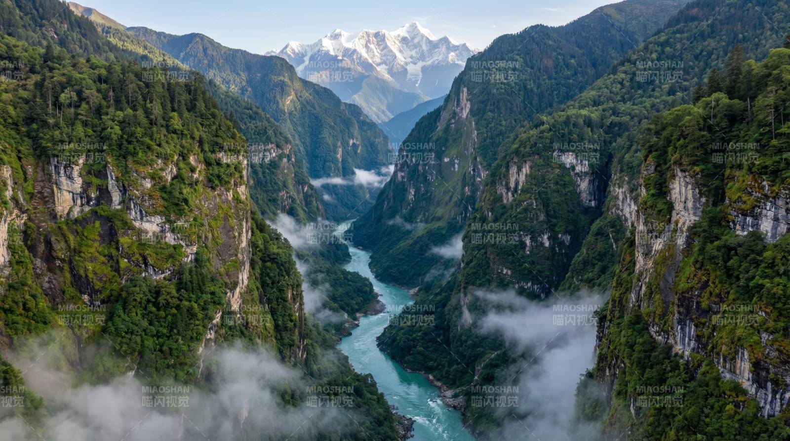 峡谷云雾缭绕图片