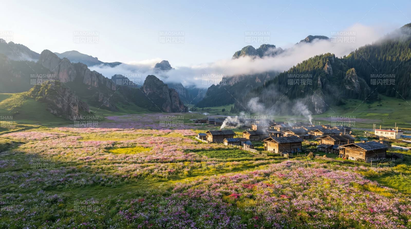 花海山村晨雾图片
