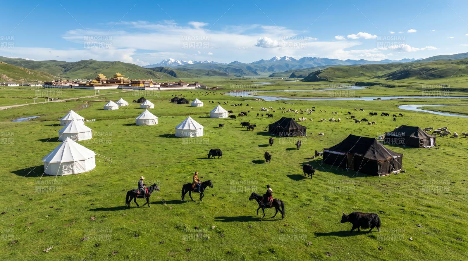 草原上的蒙古包与骑手图片
