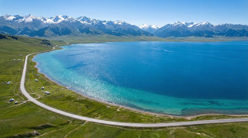 雪山碧湖风光图片
