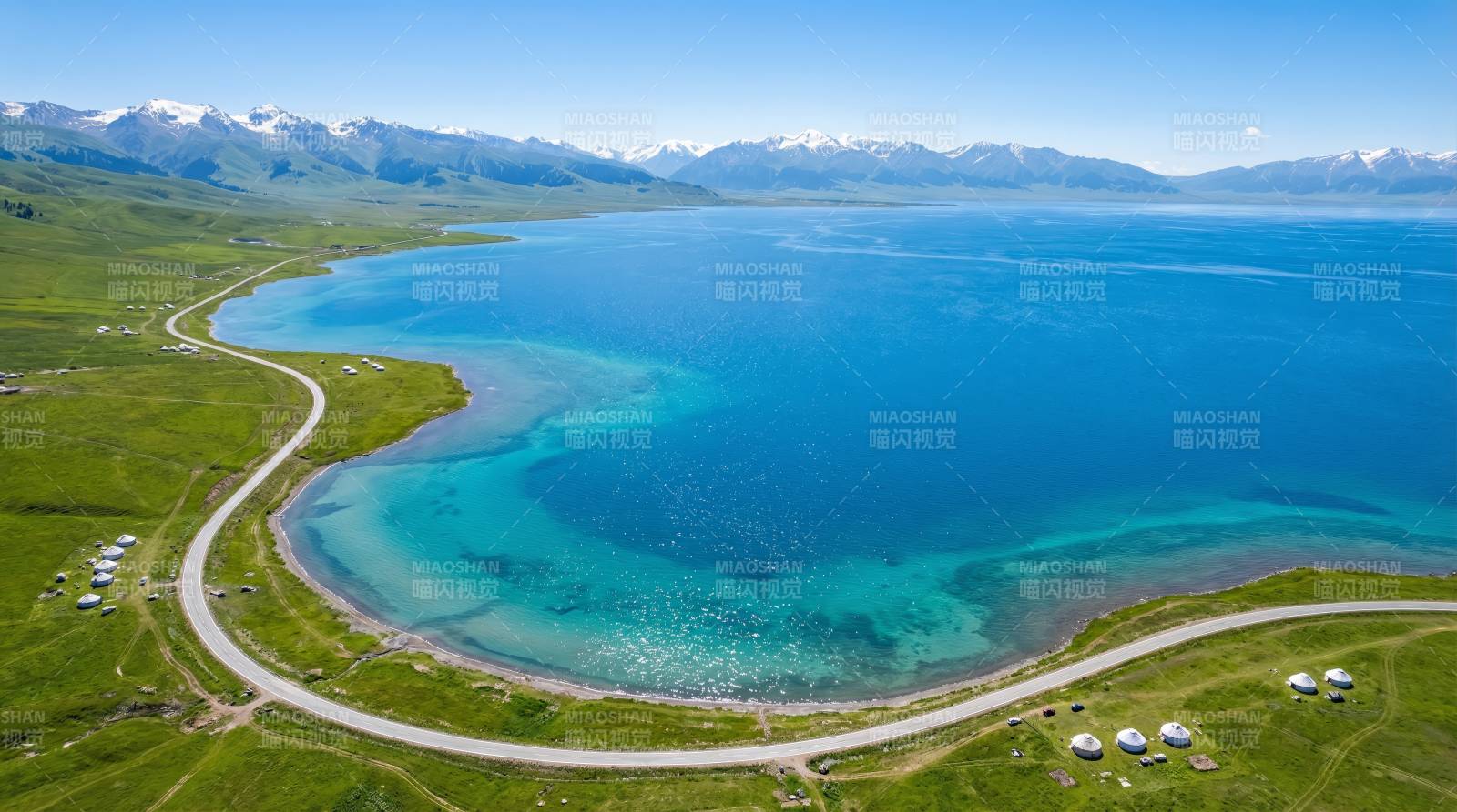 碧湖雪山风光图片