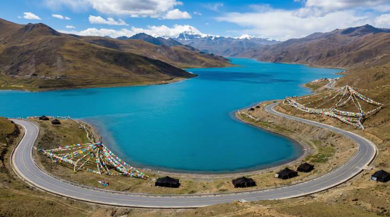 高原碧湖公路风光图片