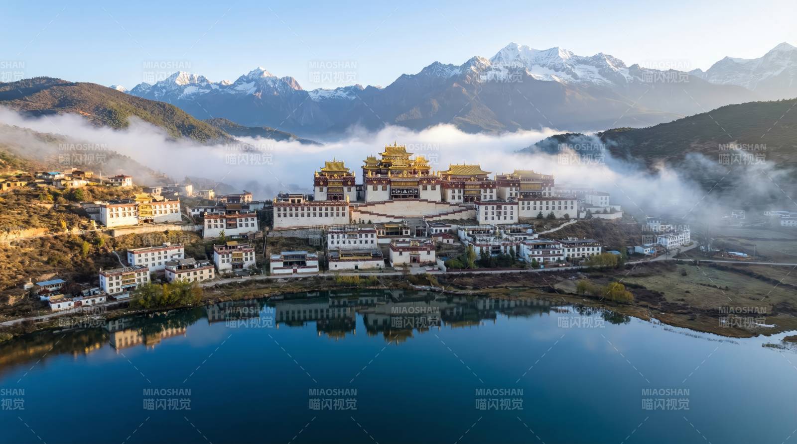 雪山映寺 湖光山色图片