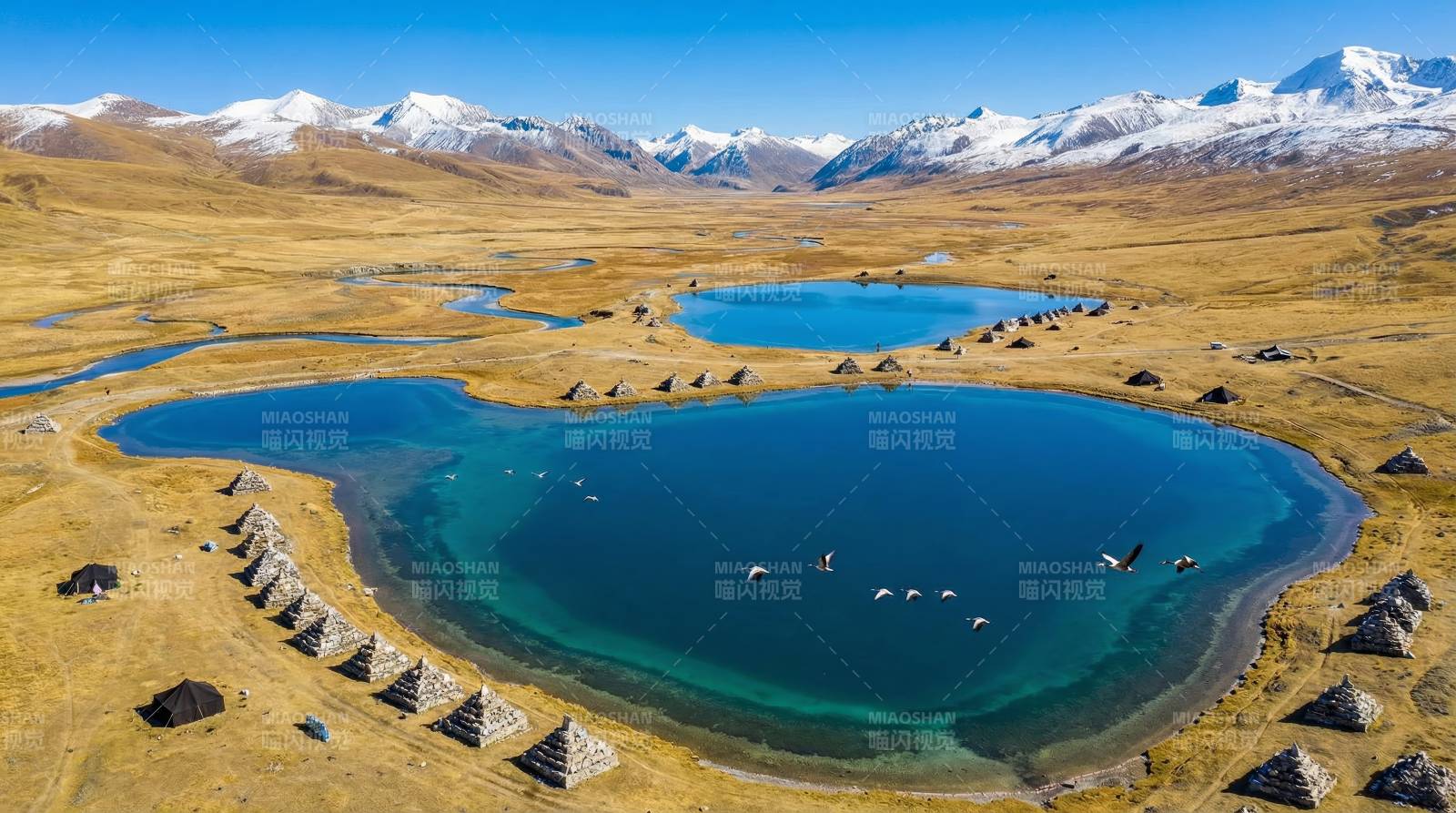 高原碧湖风光图片