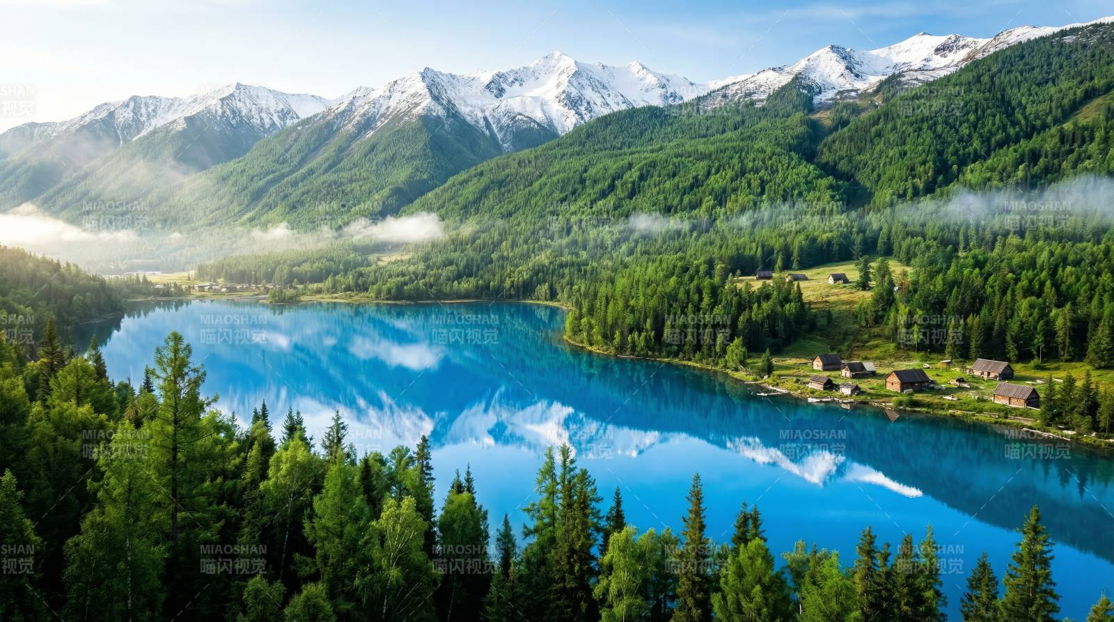 雪山湖光映翠林图片