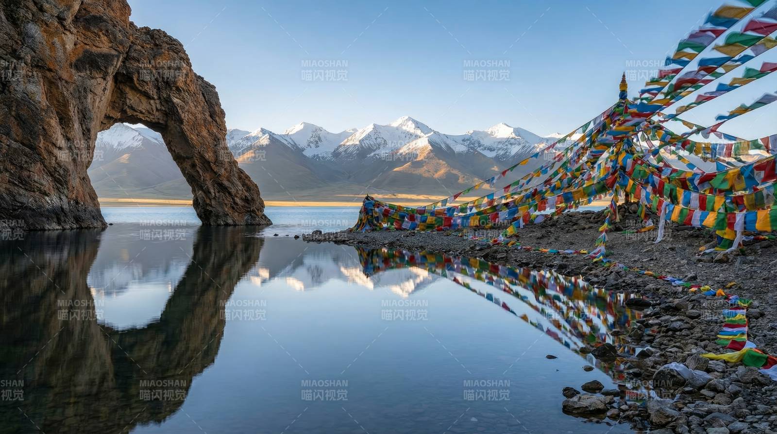 雪山湖畔祈福幡图片
