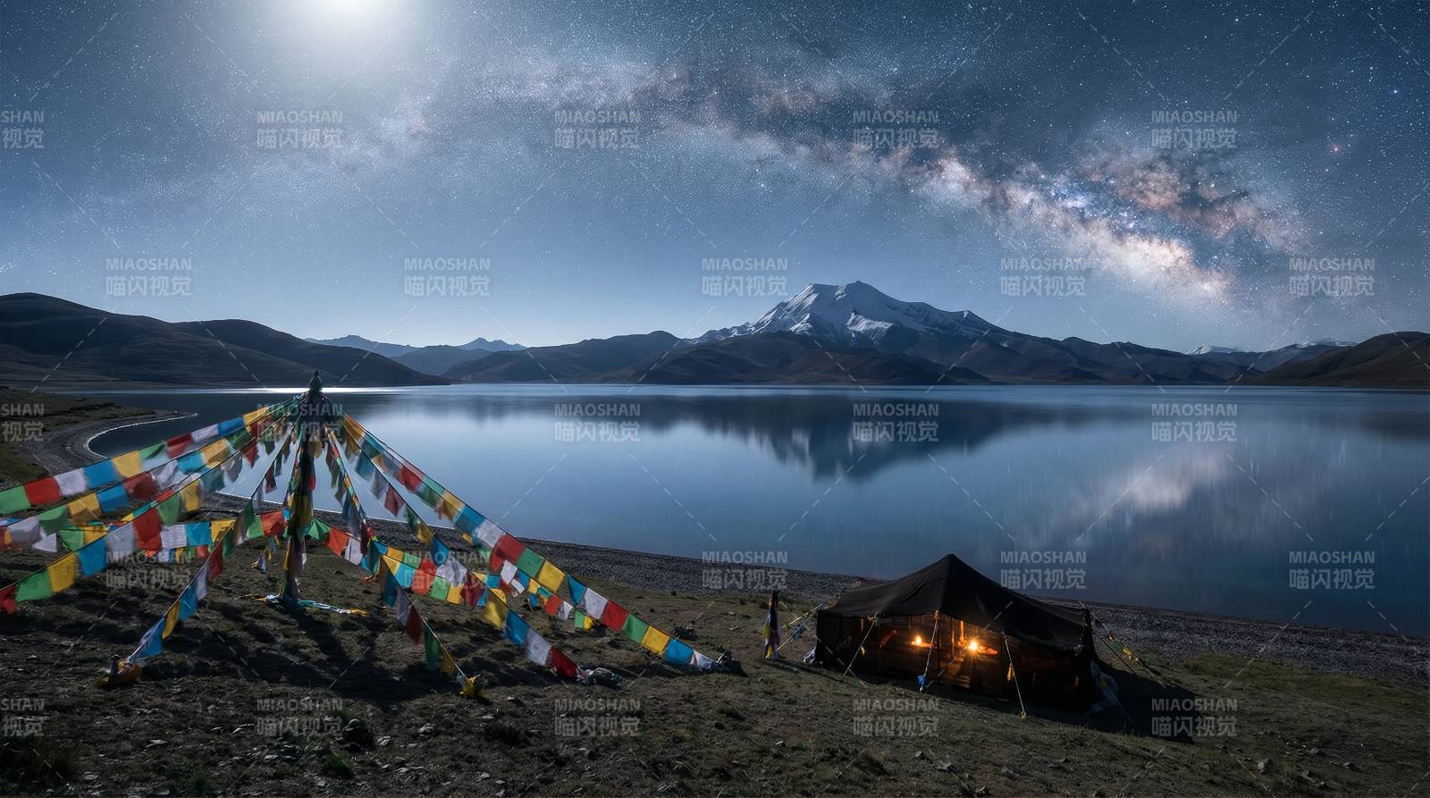 星空下的湖畔露营图片