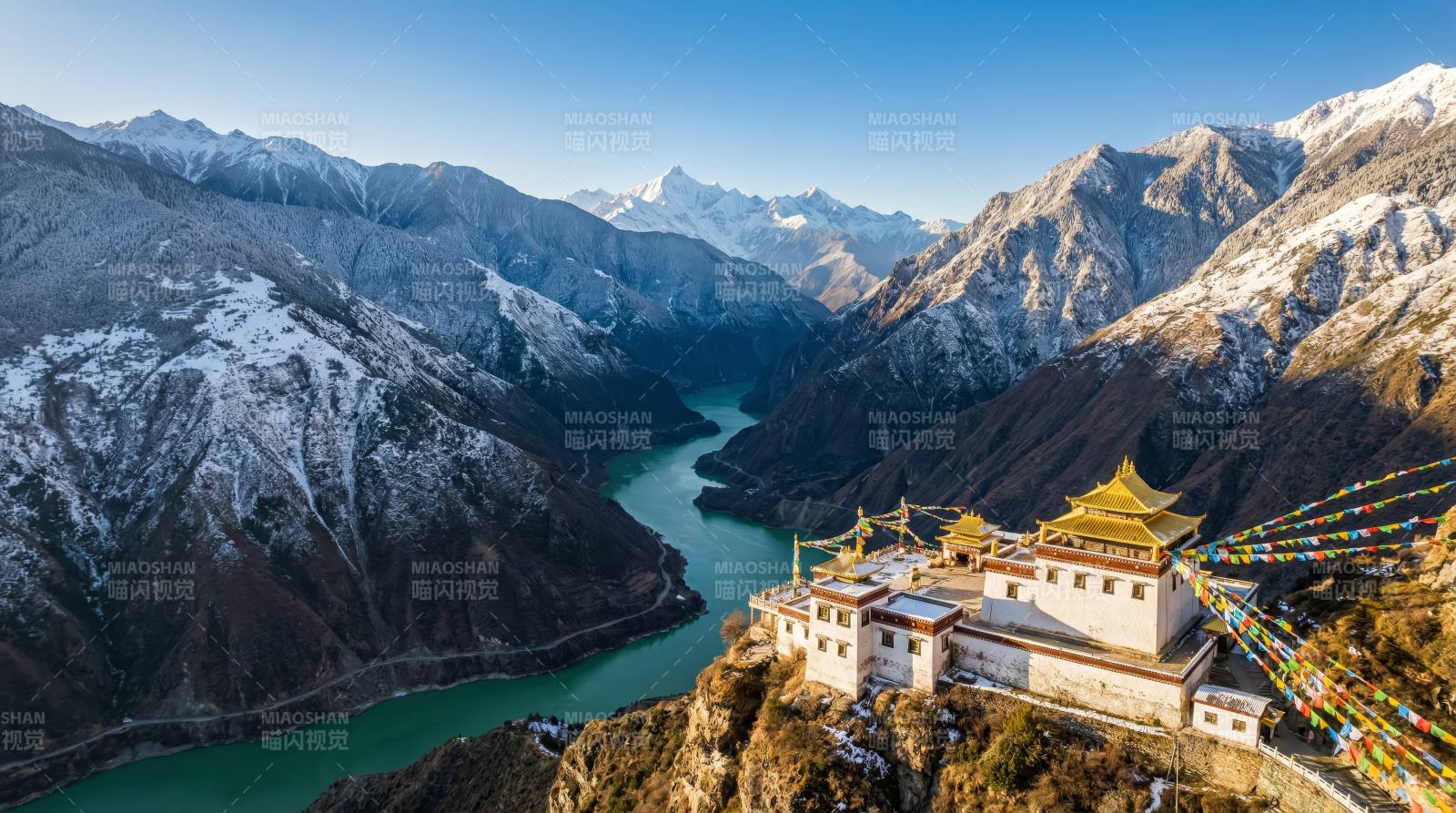 雪山峡谷中的古寺图片