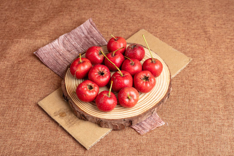 山楂木盘静物图片