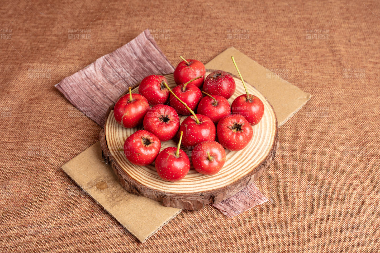 山楂木盘静物图片