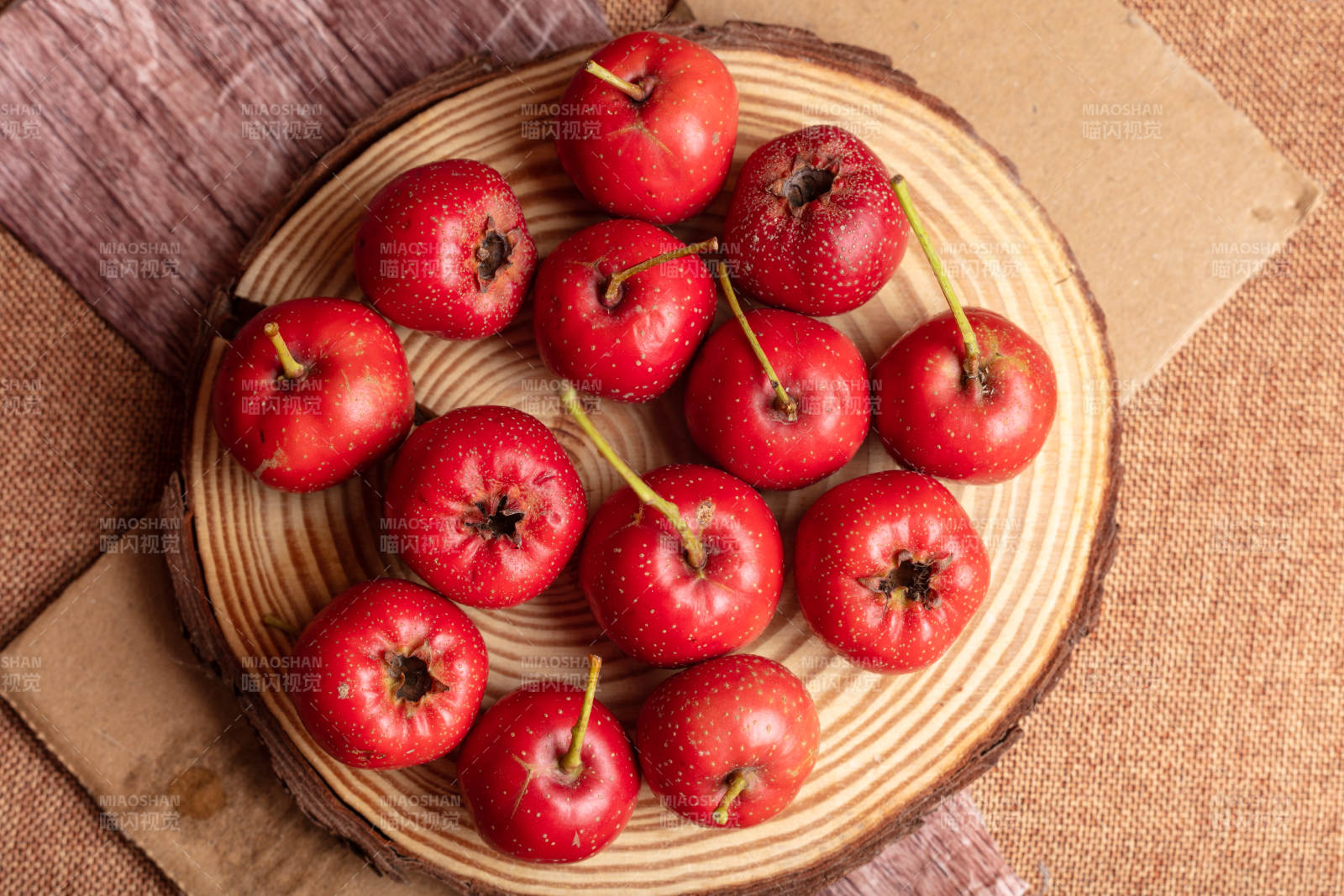 鲜红山楂静物图片