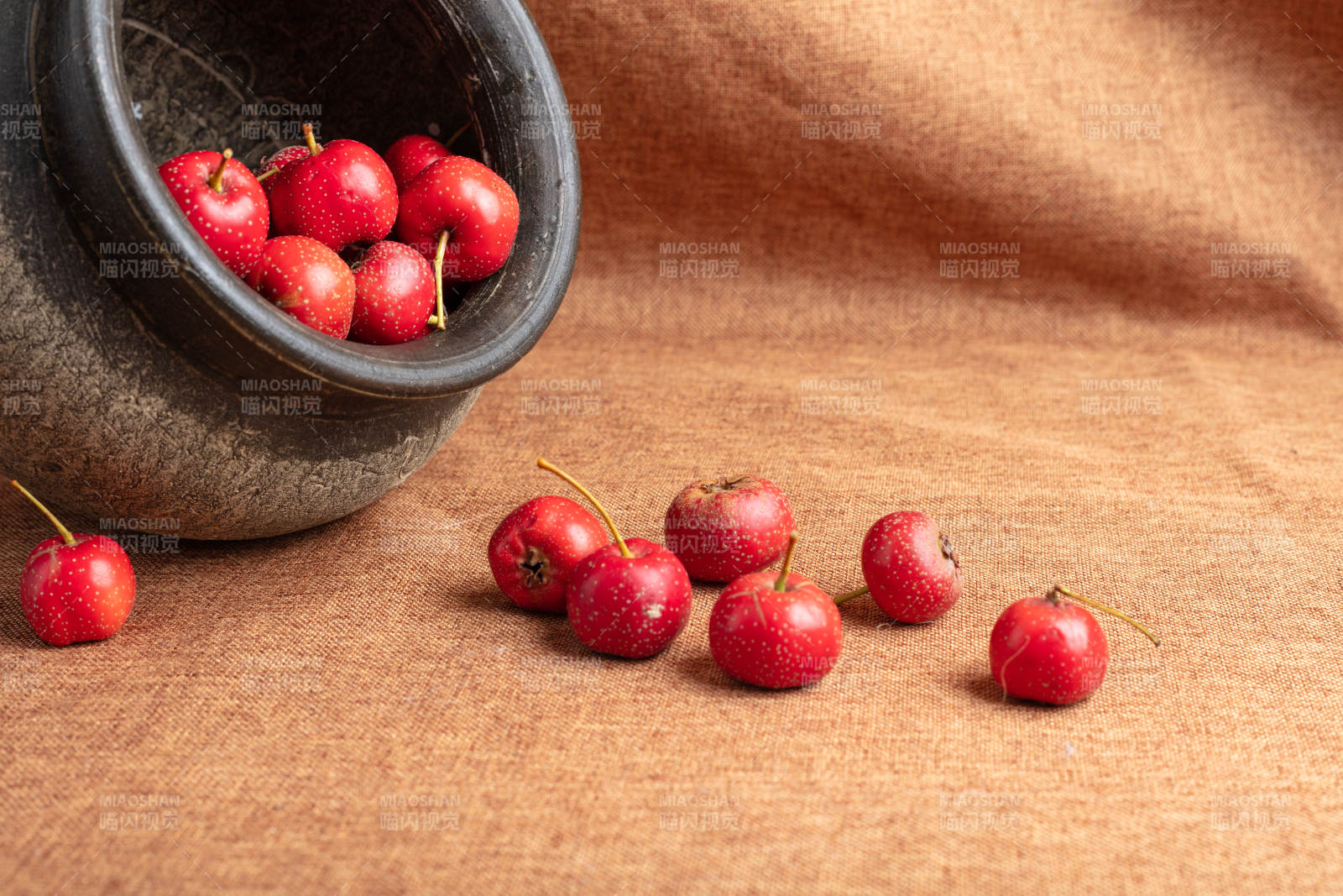 山楂散落陶盆旁图片