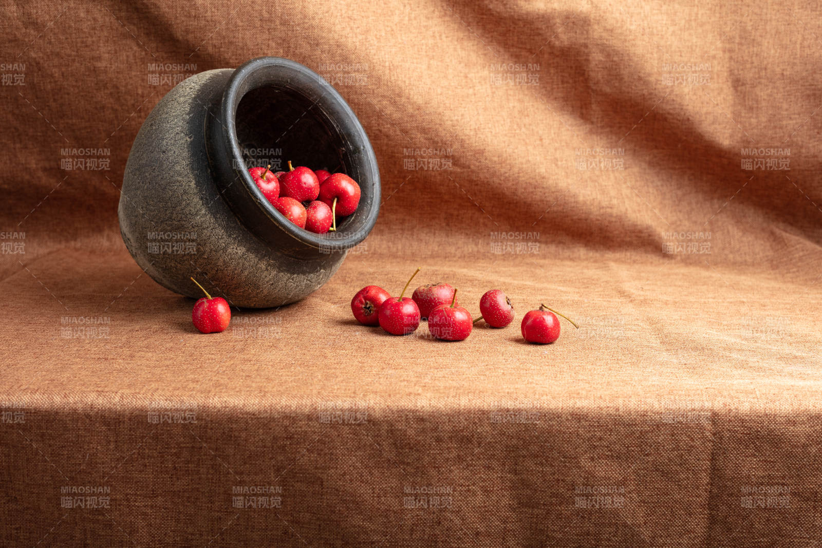 山楂倾盆落布上图片