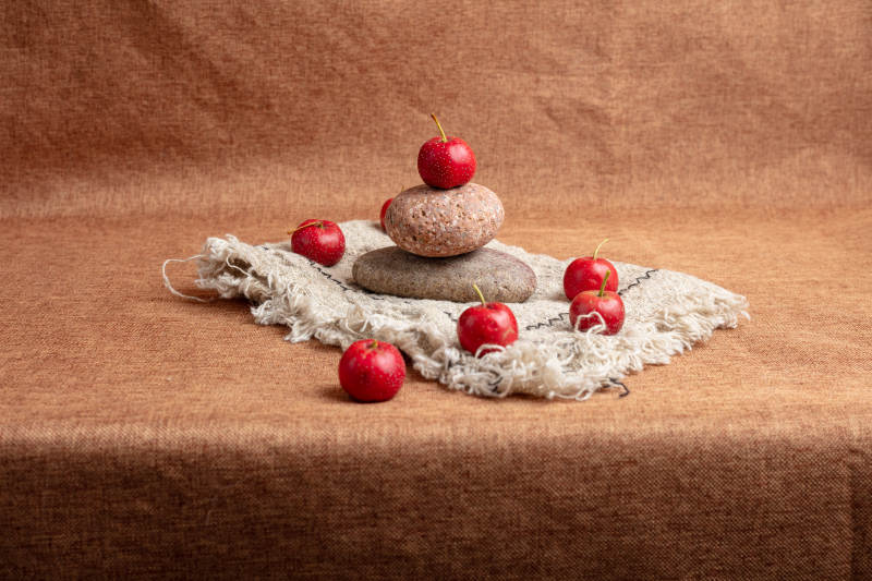 山楂石叠静物图片