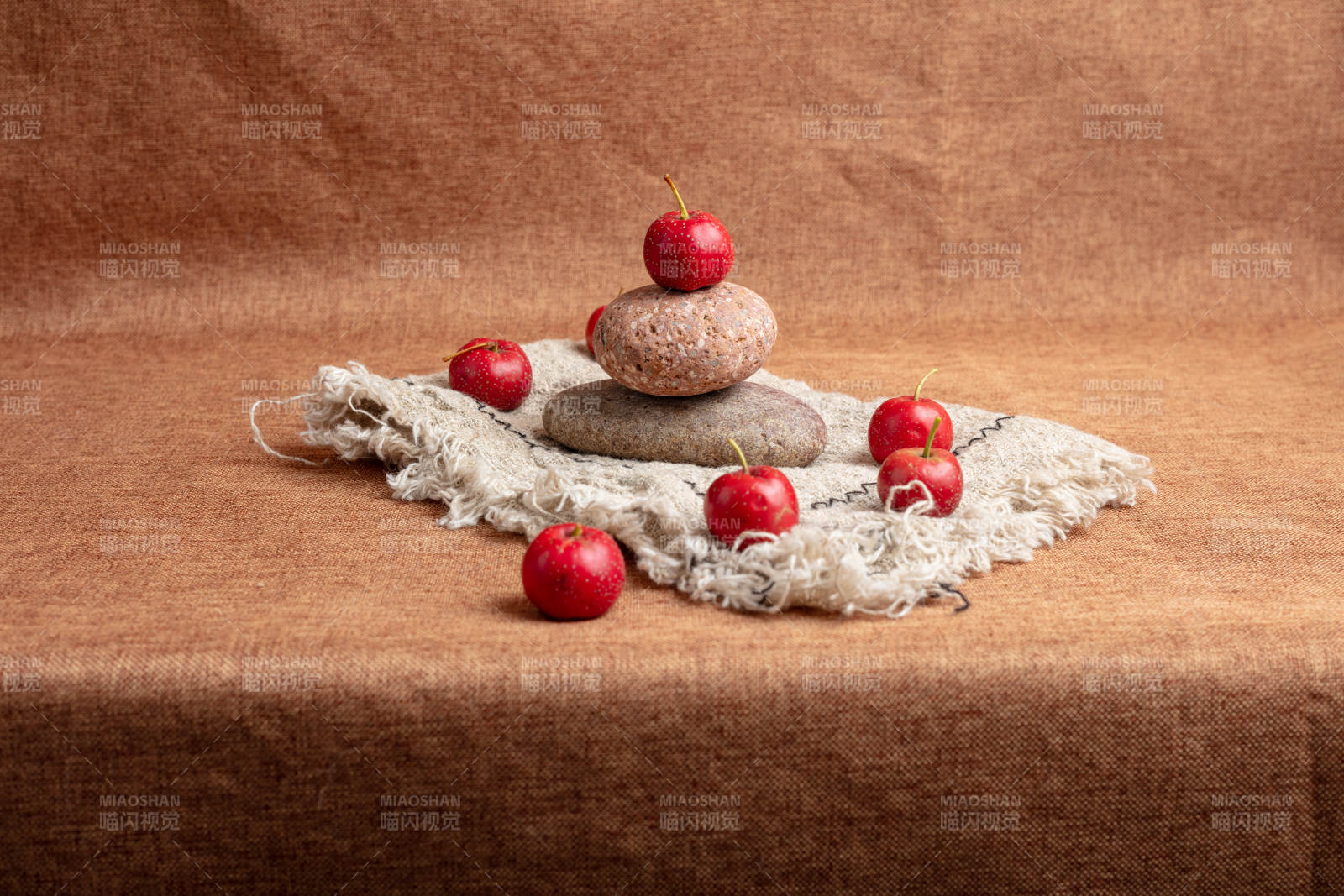 山楂石叠静物图片