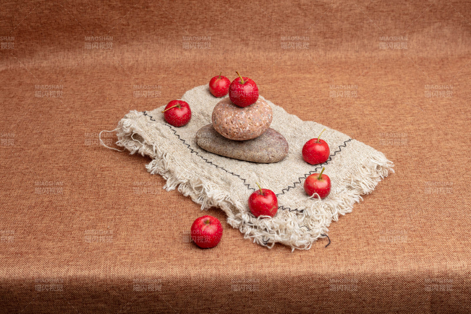 山楂石布静物图片