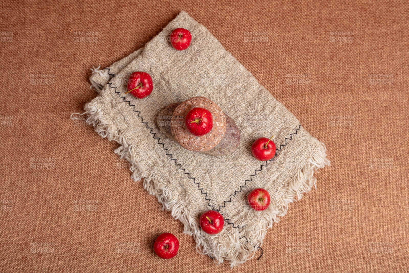 山楂与布艺静物图片