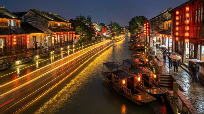 夜泊水乡灯火璀璨图片