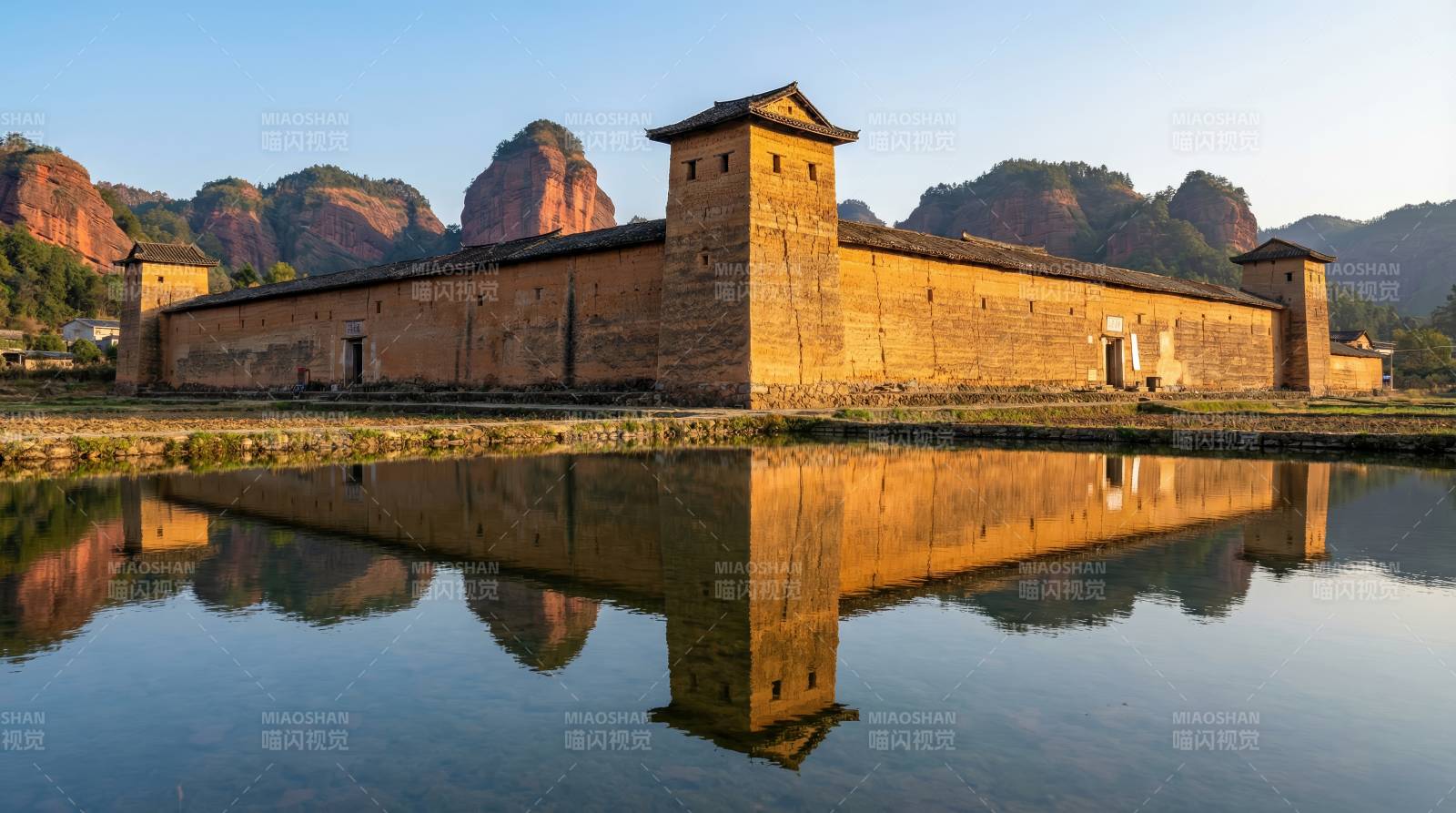 土楼倒影山水间图片