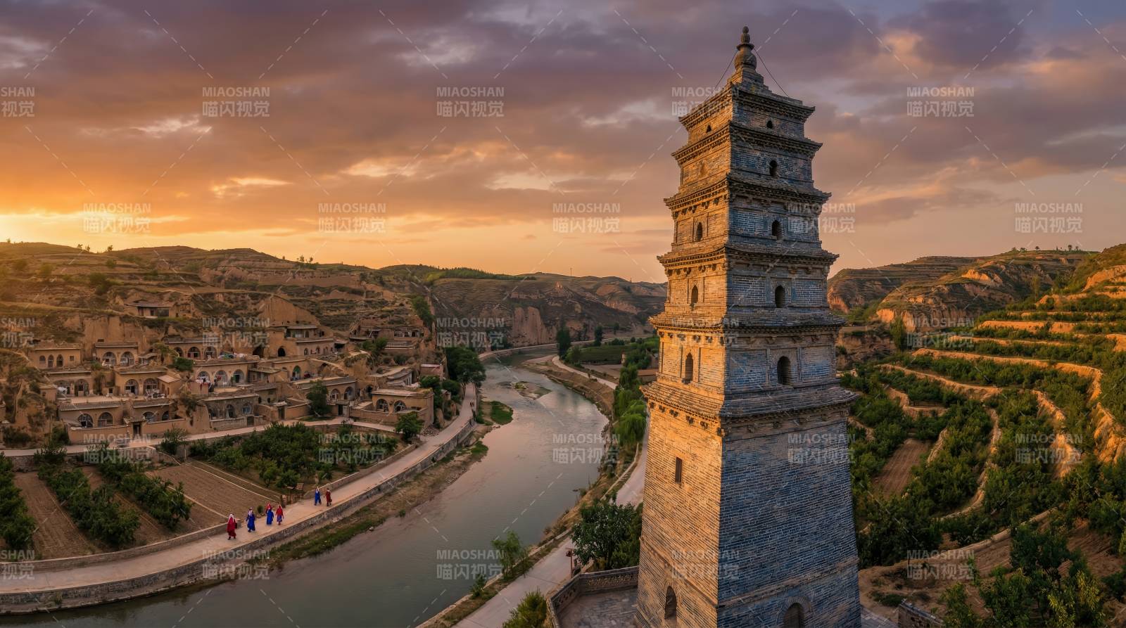 古塔映晚霞图片