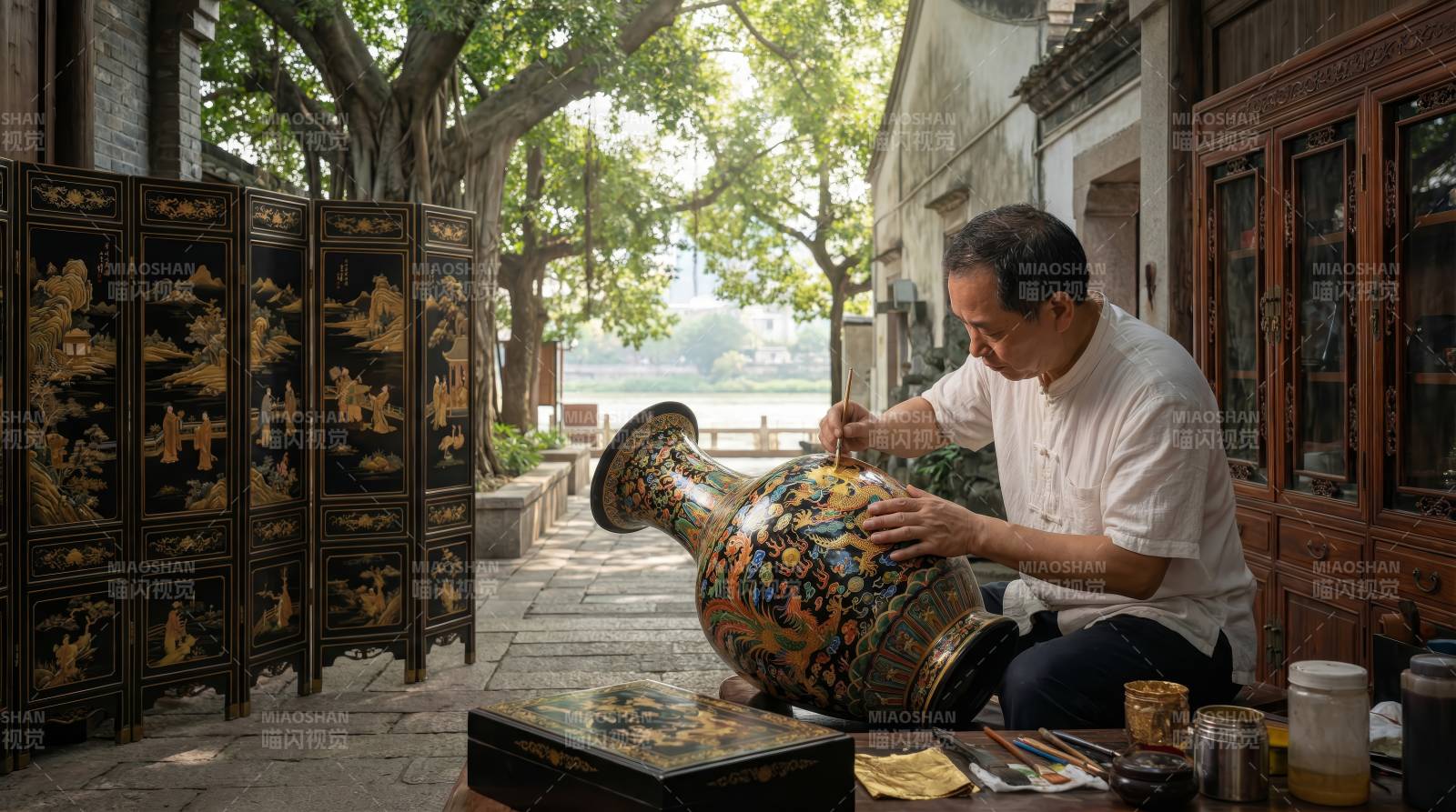 匠人修缮古瓷图片