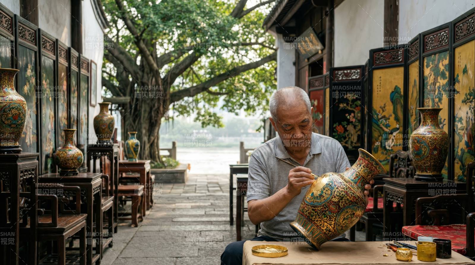 匠人专注修瓷瓶图片