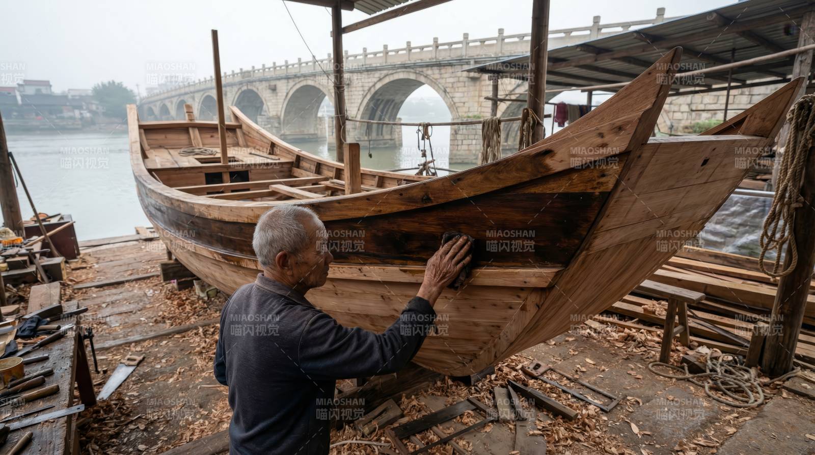 木匠修船图片