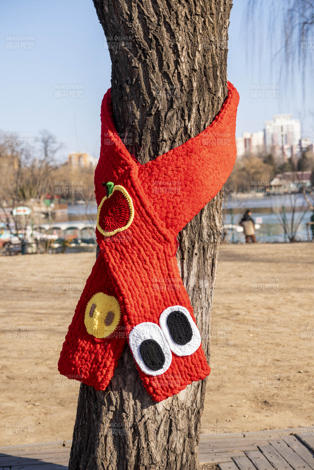 树上红围巾图片