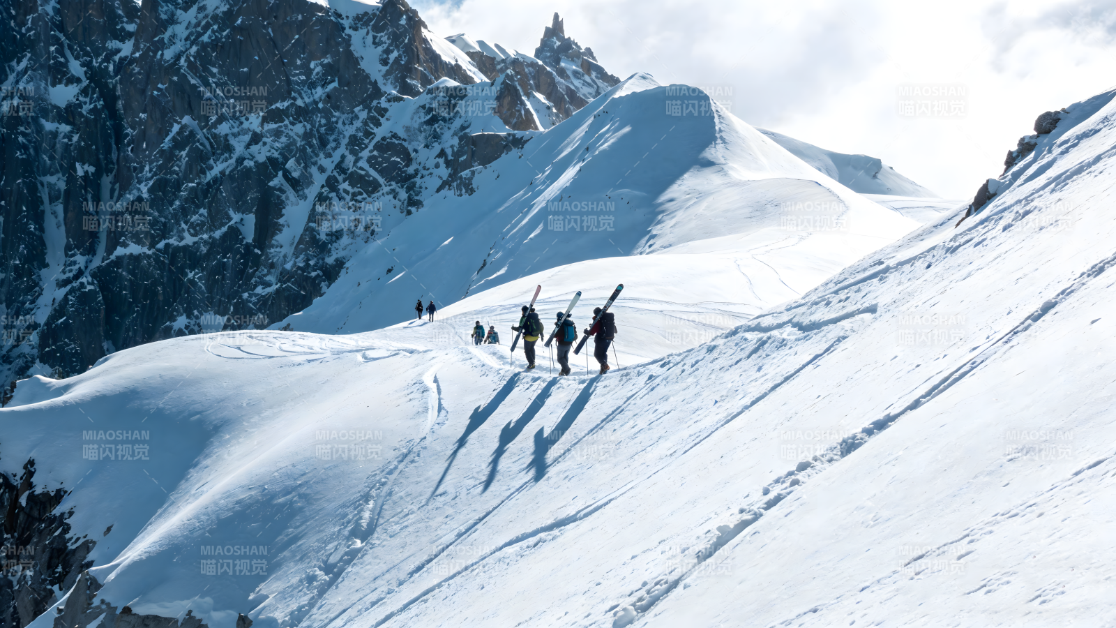 雪山徒步探险图片