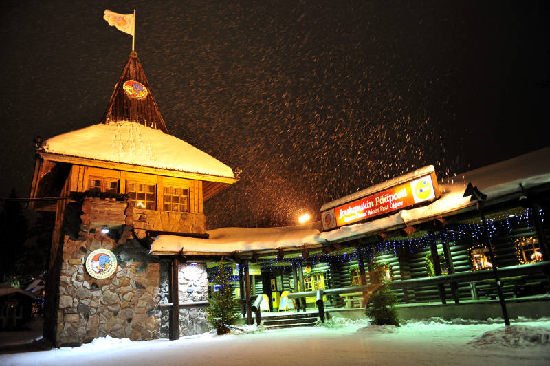 芬兰雪夜木屋旅馆图片