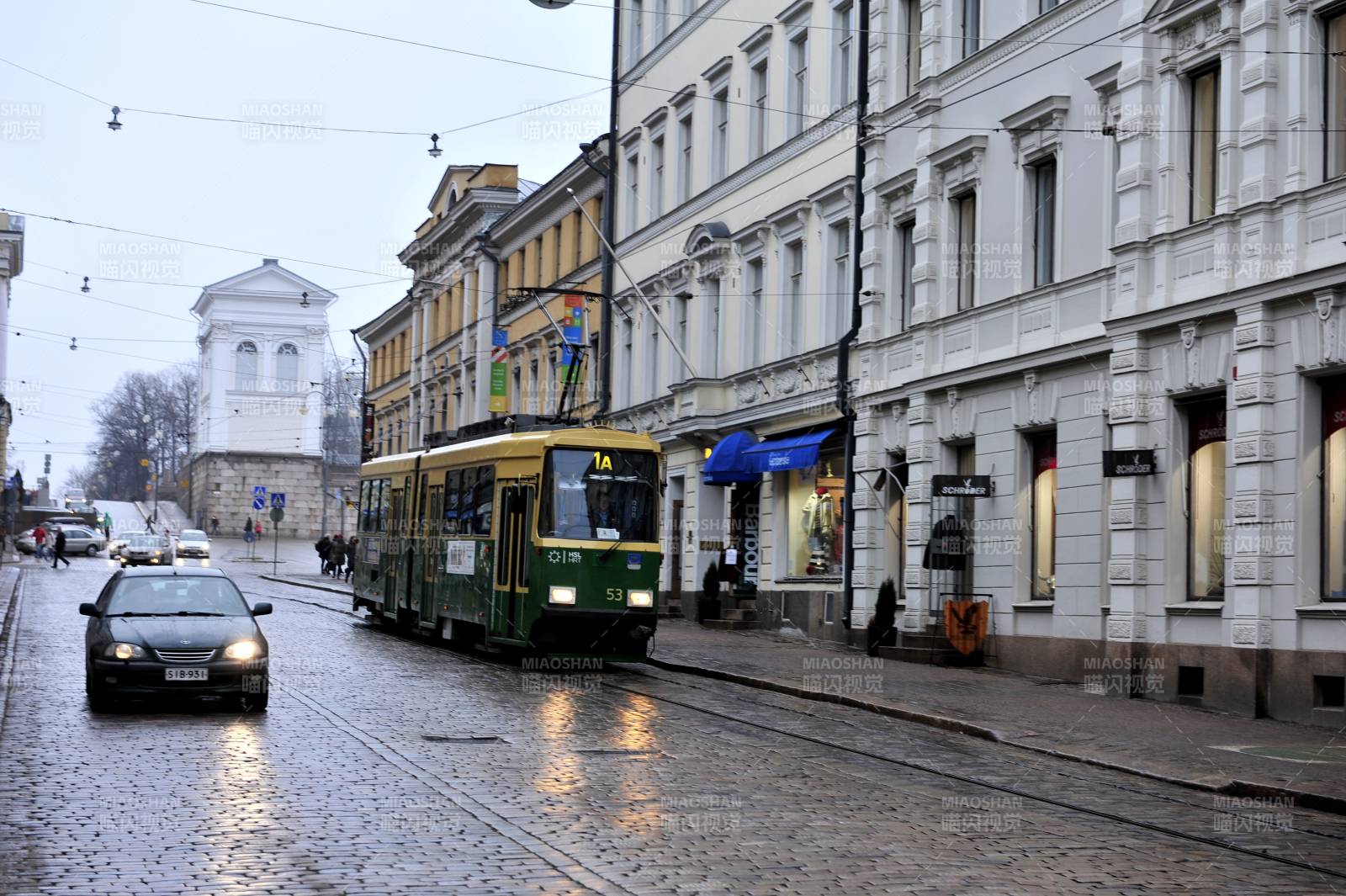 芬兰城市电车穿行街景图片