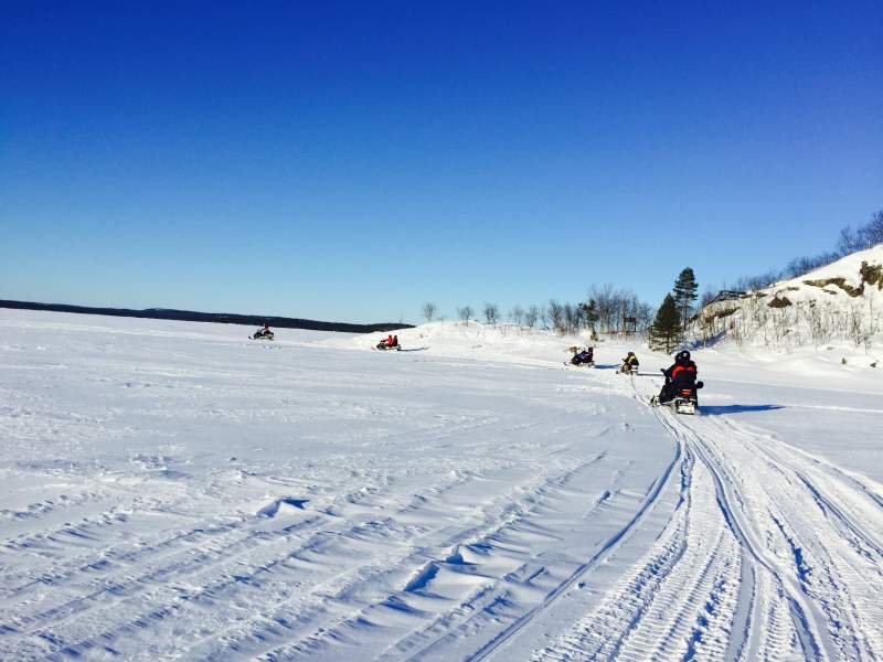 芬兰雪地摩托驰骋图片